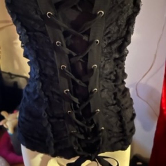 Top lasé noir avec un ruban de satin.  Grandeur Small, Médium.  Extensible - Picture 2 of 5